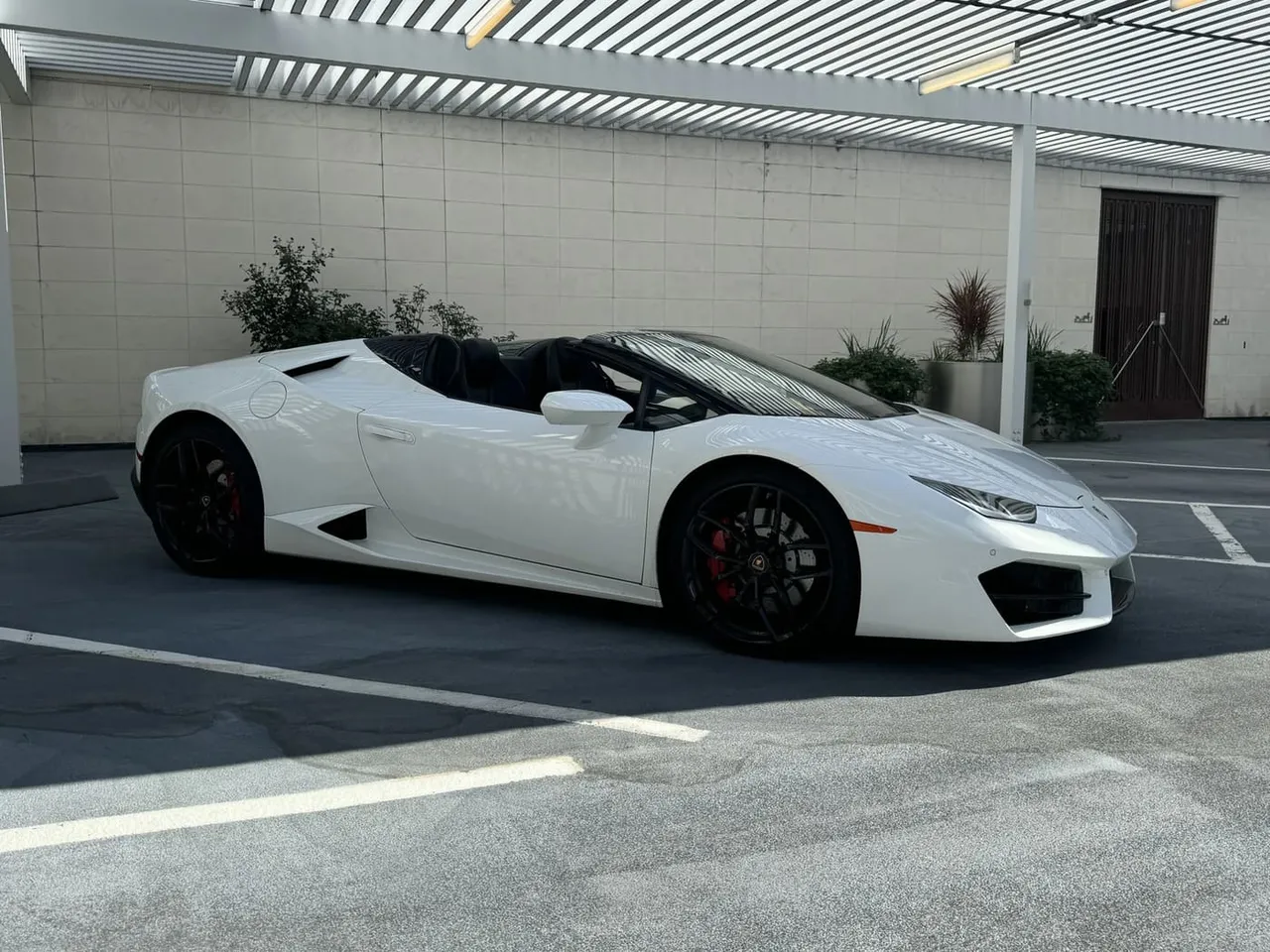 White Lamborghini HuracáN Spyder, photo 5 for sports car rental White Lamborghini HuracáN Spyder, photo 5 for sports car rental