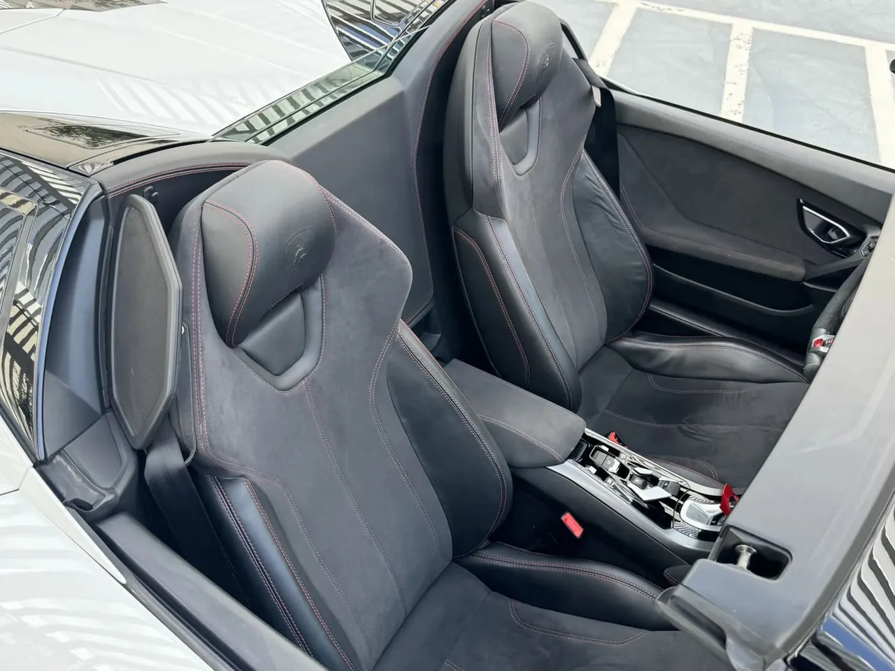 White Lamborghini HuracáN Spyder, photo 6 for sports car rental White Lamborghini HuracáN Spyder, photo 6 for sports car rental