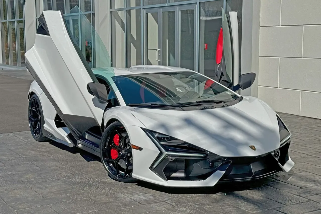 White Lamborghini Revuelto, photo 3 for sports car rental White Lamborghini Revuelto, photo 3 for sports car rental
