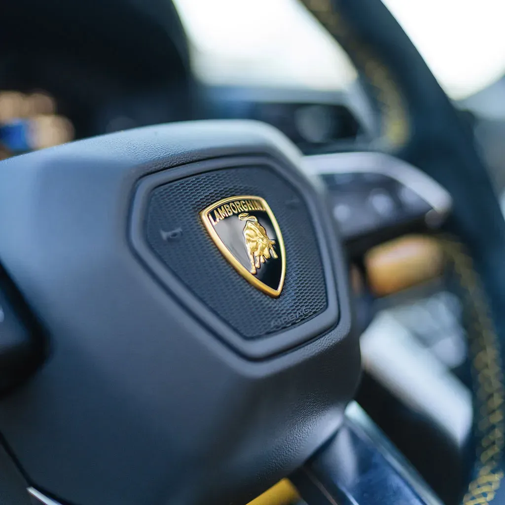 Gold Lamborghini Urus Giallo Auge, photo 5 for airport transfers