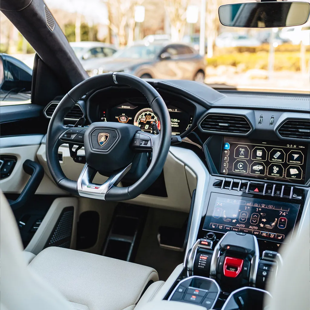 White Lamborghini Urus Omnino Albus, photo 2 for airport transfers