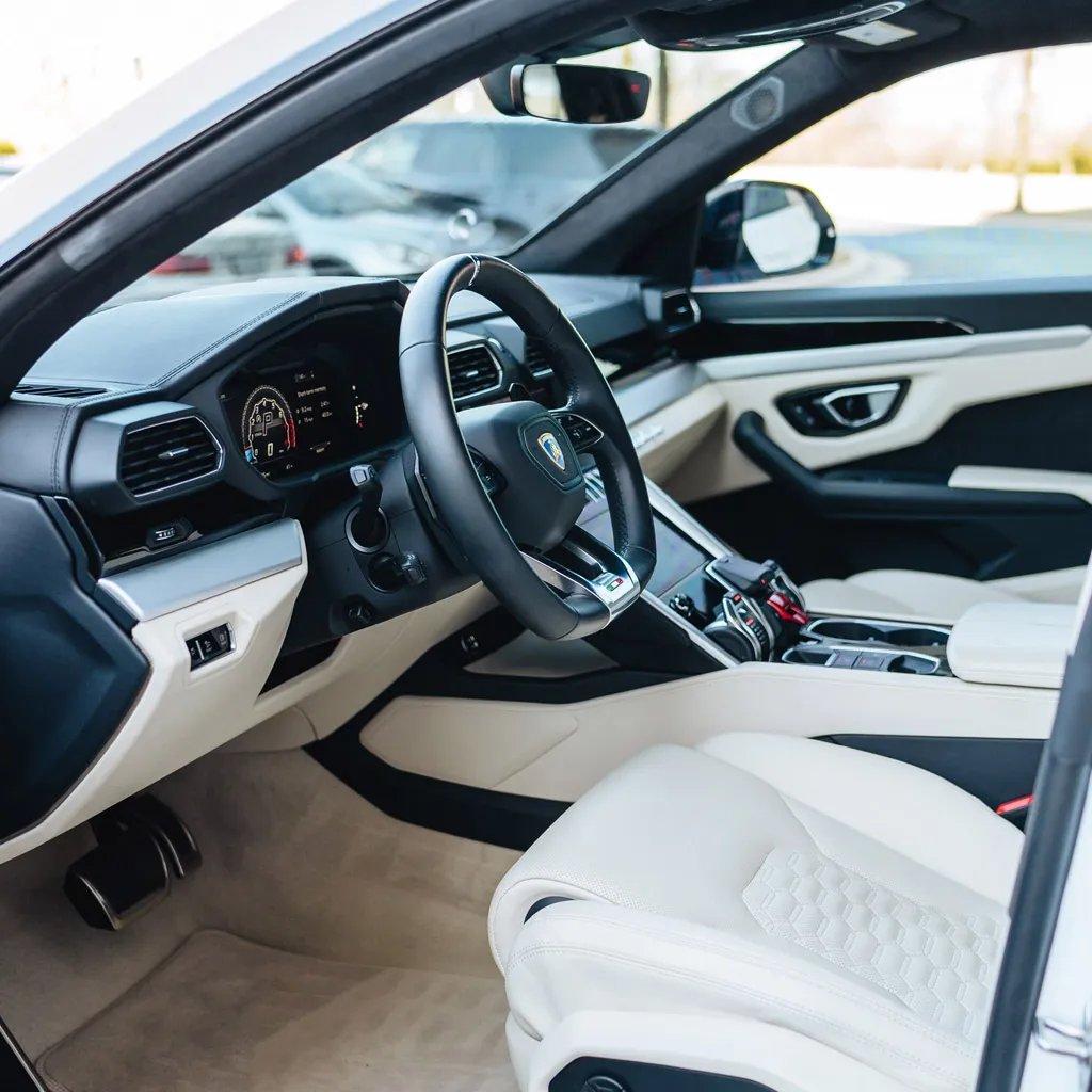 White Lamborghini Urus Omnino Albus, photo 3 for airport transfers