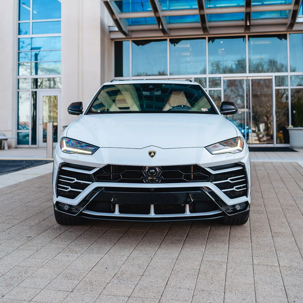 White Lamborghini Urus Omnino Albus, photo 5 for airport transfers