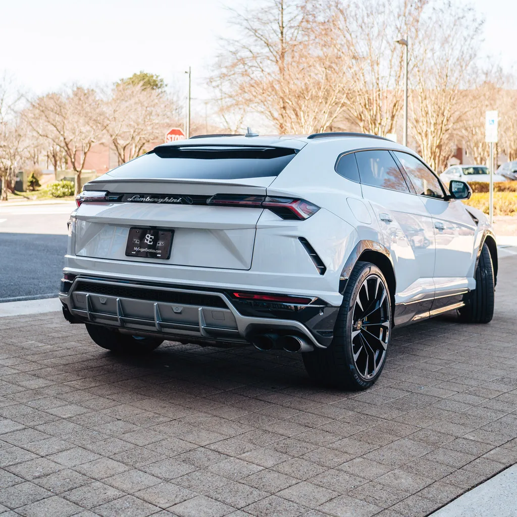 White Lamborghini Urus Omnino Albus, photo 6 for airport transfers