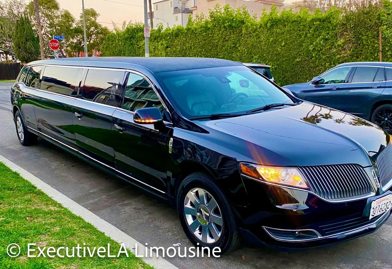 Blue 10 Passenger Limousine for quinceanera transportation in Somerton, AZ