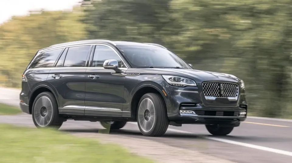 Black Lincoln Aviator for airport transfers Black Lincoln Aviator for airport transfers
