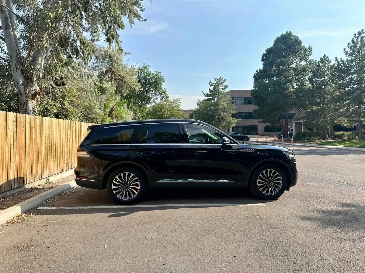 Black Lincoln Aviator for airport transfers