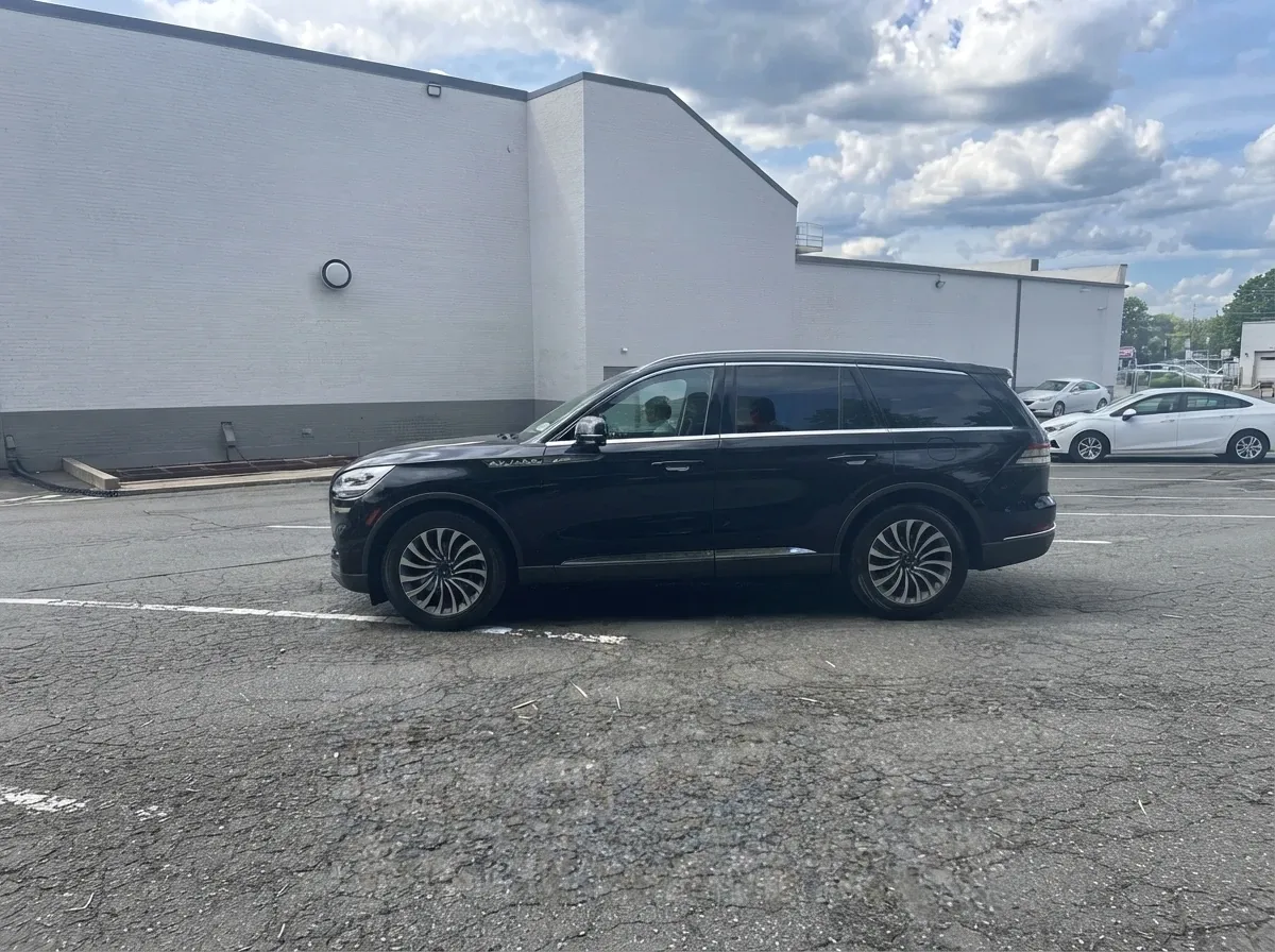 Black Lincoln Aviator for airport transfers