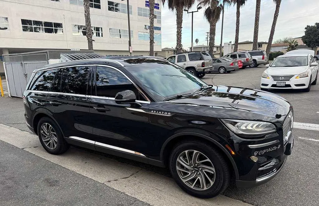 Black Lincoln Aviator for airport transfers in Littlerock, CA