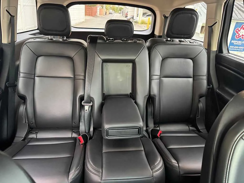 Lincoln Aviator interior for airport transfers in Littlerock, CA