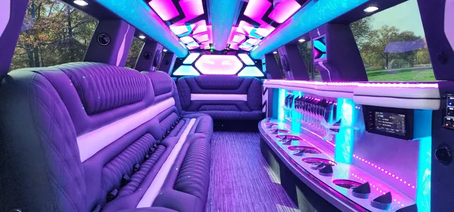 Lincoln Aviator SUV Limo for limo rental in Viburnum, MO