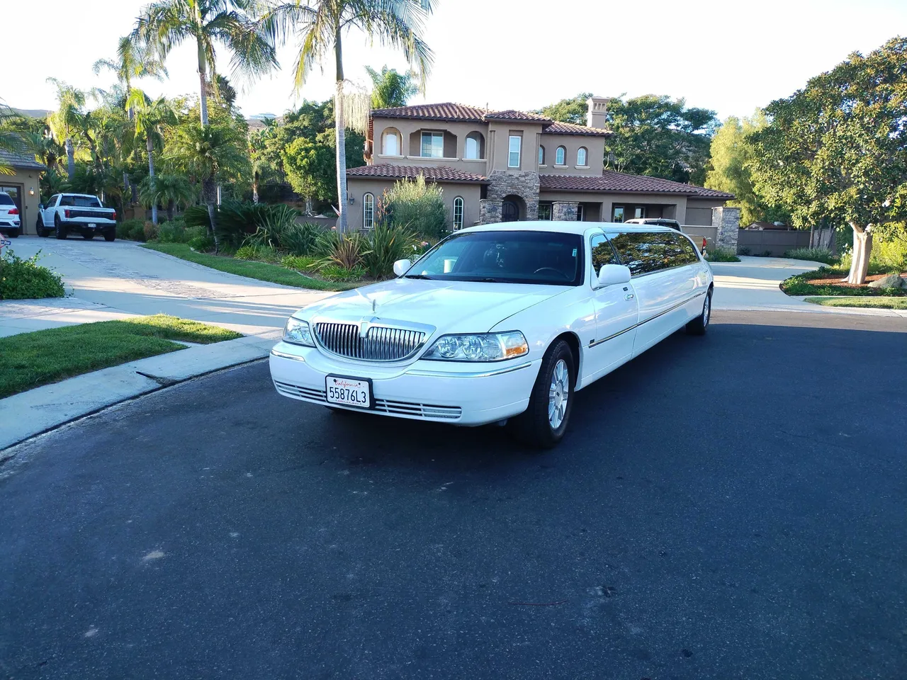 White Lincoln limousine for limo rental in Huachuca City, AZ