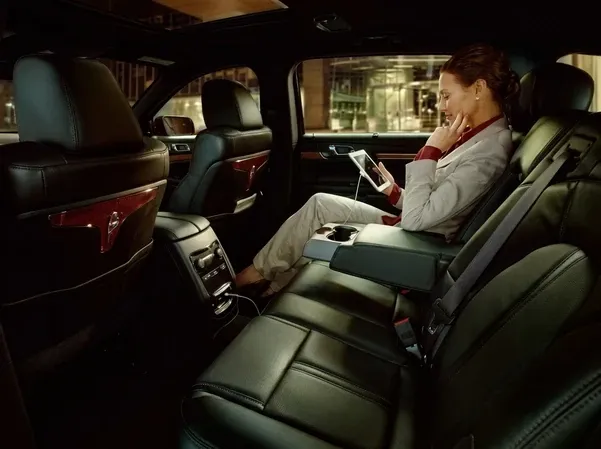 Black Lincoln MKT Executive Crossover for airport transfers