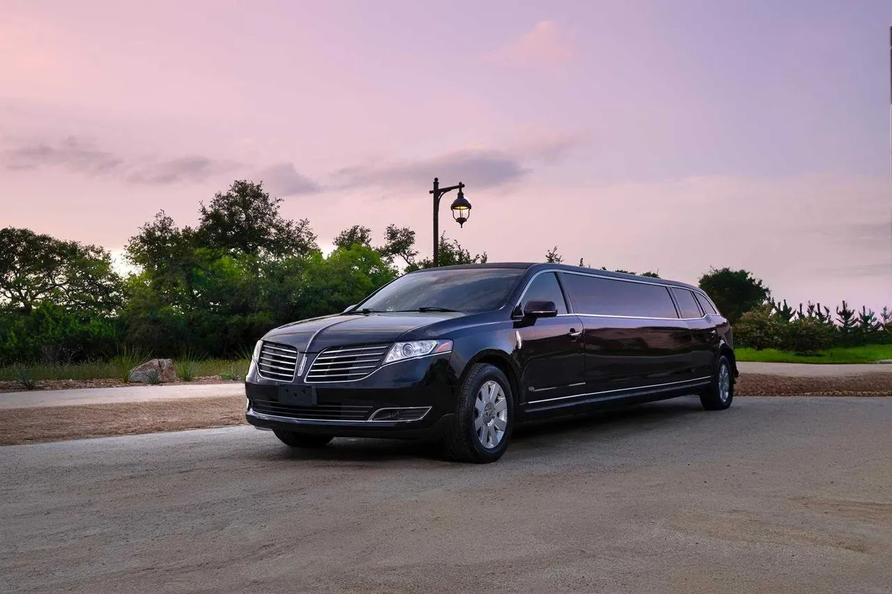 Black Lincoln MKT Limo for cadillac escalade limo in Thorndale, TX