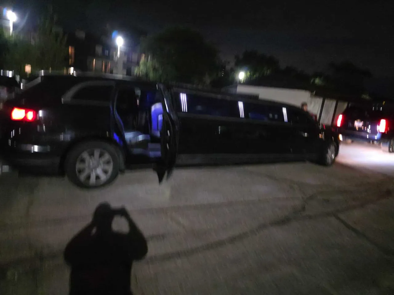 Black Lincoln MKT Limo exterior, photo 2 for prom car rental in Worthington, IN