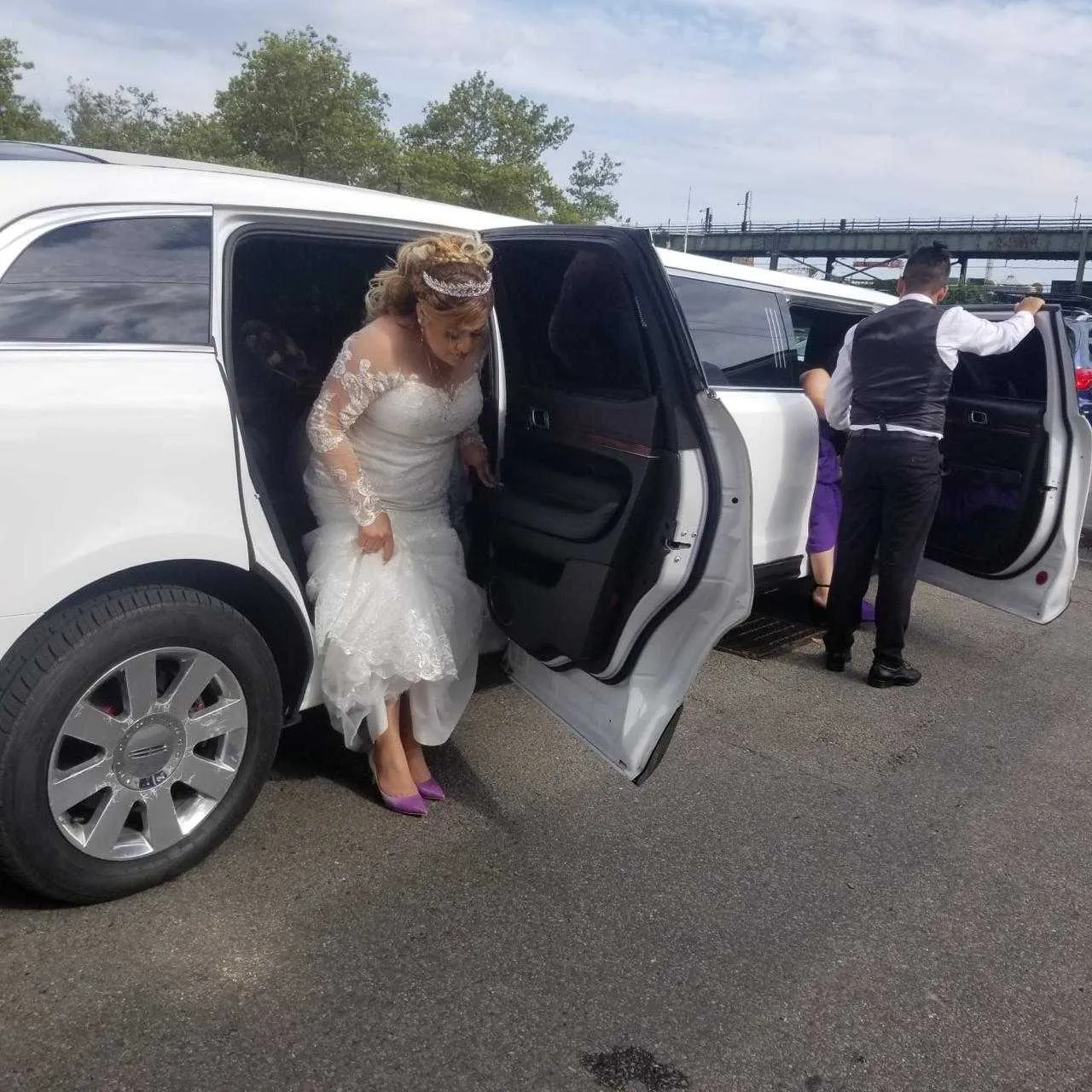 White Lincoln MKT Limo exterior, photo 2 for prom car rental in Prospect Park, PA