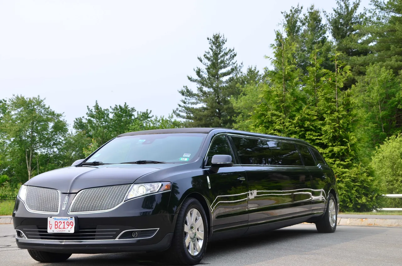 Black Lincoln MKT Limo for prom car rental in Leominster, MA