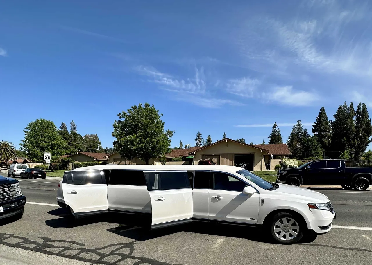 White Lincoln MKT Limo exterior, photo 5 for cadillac escalade limo in Selah, WA