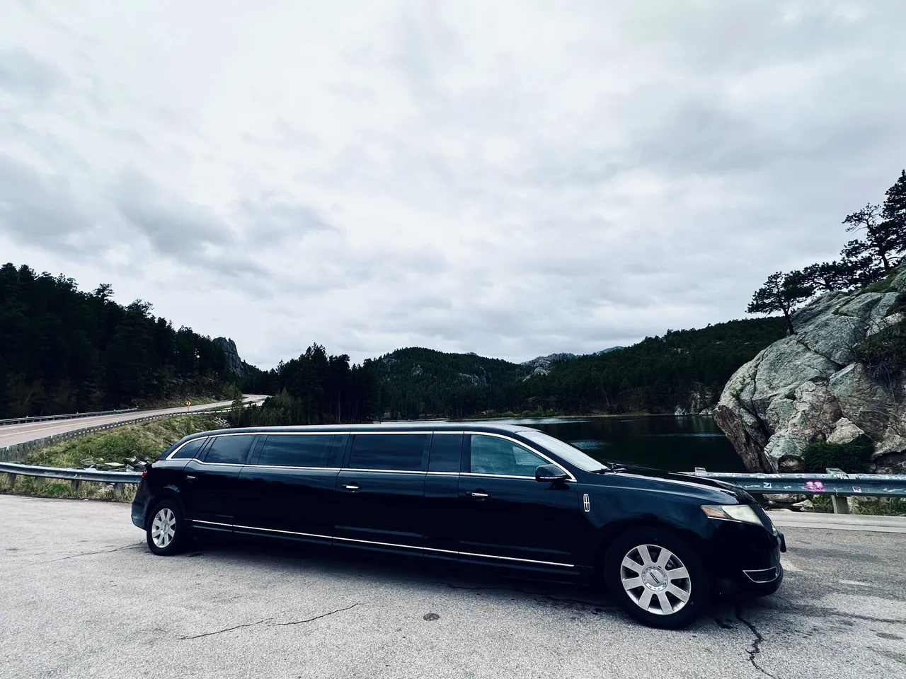 Black Lincoln MKT Limousine, photo 3 for limo rental Black Lincoln MKT Limousine, photo 3 for limo rental