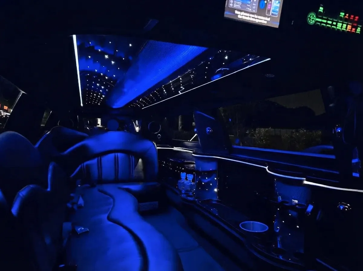 Black Lincoln MKT Limousine, photo 2 for limo rental Black Lincoln MKT Limousine, photo 2 for limo rental