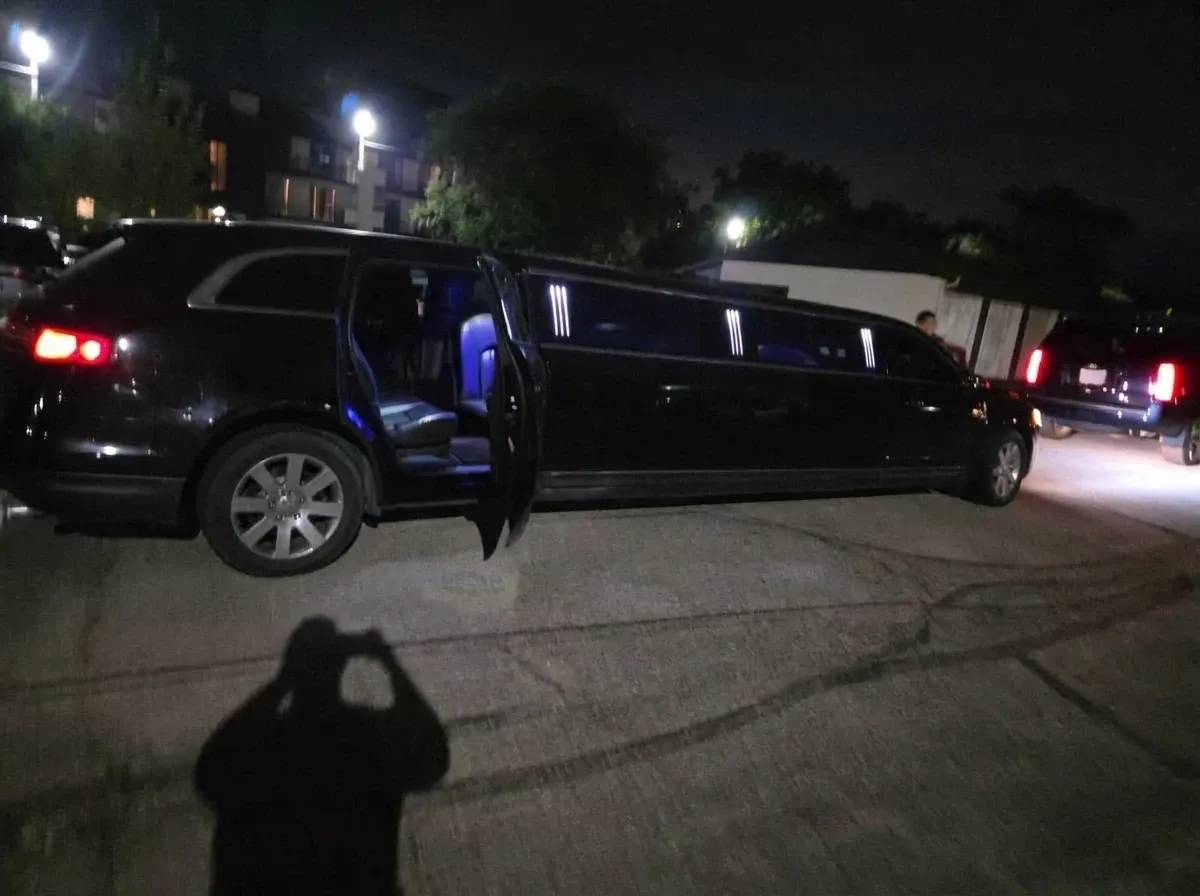 Black Lincoln MKT Limousine, photo 3 for limo rental Black Lincoln MKT Limousine, photo 3 for limo rental