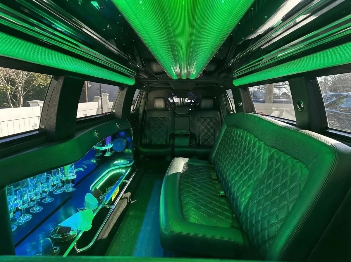 White Lincoln MKT Limousine, photo 3 for limo rental White Lincoln MKT Limousine, photo 3 for limo rental
