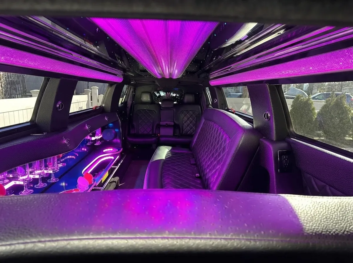 White Lincoln MKT Limousine, photo 4 for limo rental White Lincoln MKT Limousine, photo 4 for limo rental