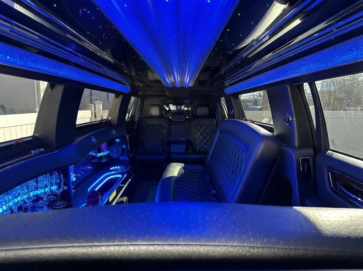 White Lincoln MKT Limousine, photo 5 for limo rental White Lincoln MKT Limousine, photo 5 for limo rental