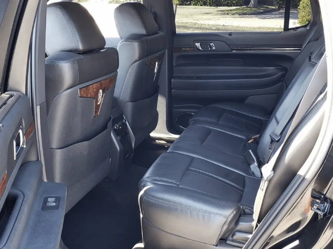 Black Lincoln MKT Town Car, photo 2 for airport transfers Black Lincoln MKT Town Car, photo 2 for airport transfers
