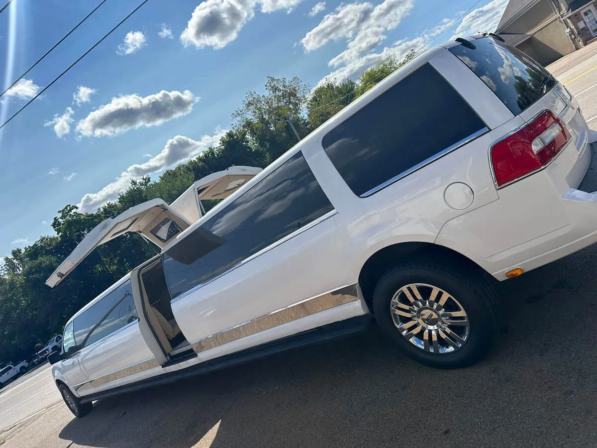 White 18 Passenger Lincoln Navigator exterior with tinted windows, photo 6 for limo rental White 18 Passenger Lincoln Navigator exterior with tinted windows, photo 6 for limo rental