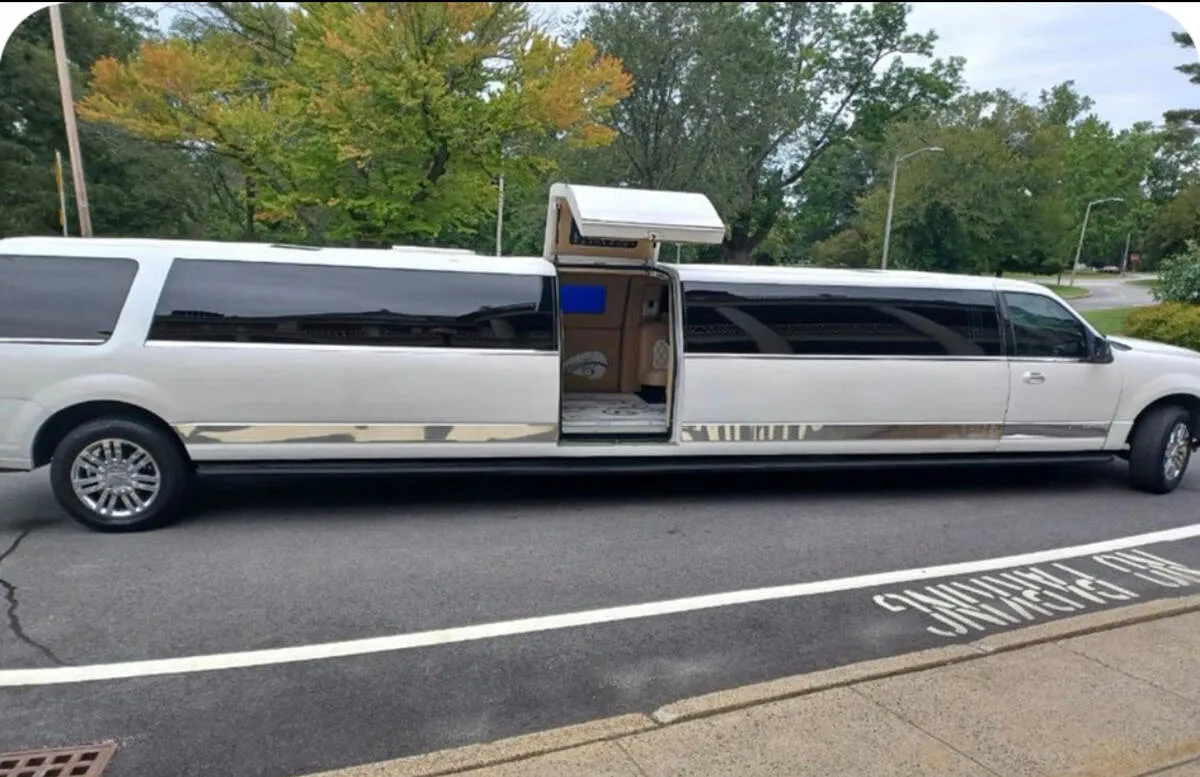 White 18 Passenger Lincoln Navigator with tinted windows for limo rental White 18 Passenger Lincoln Navigator with tinted windows for limo rental