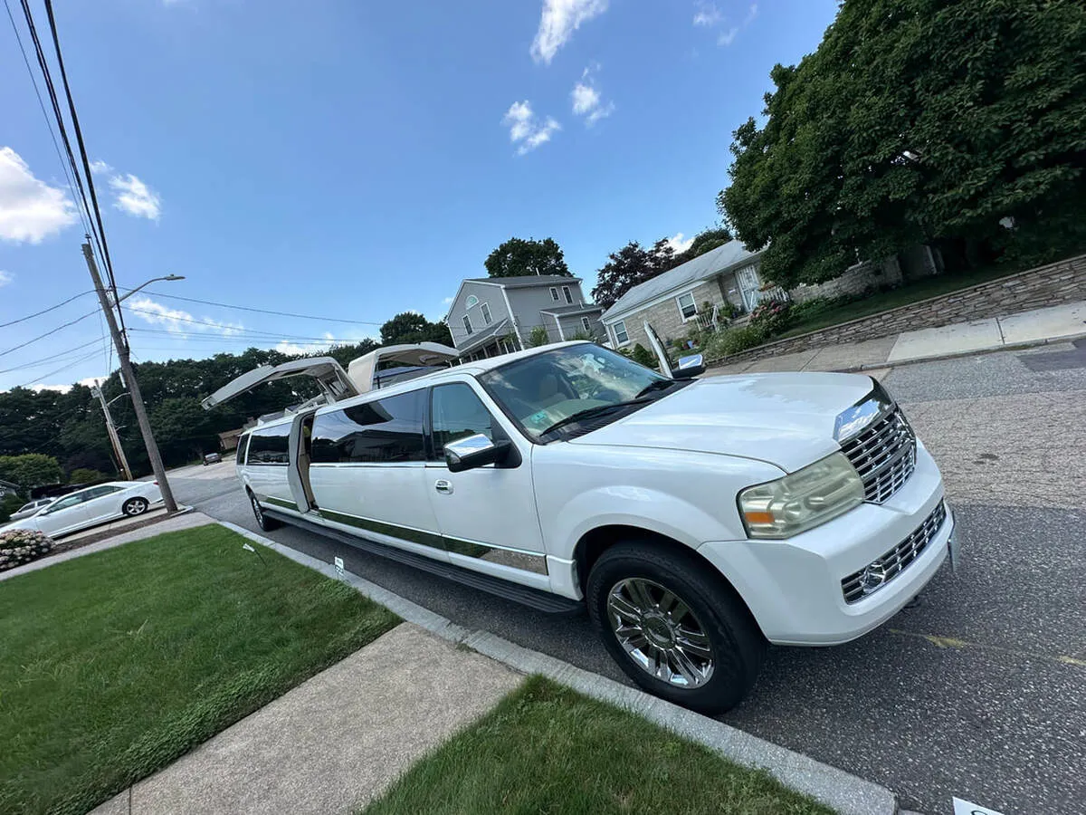 White 18 Passenger Lincoln Navigator exterior for limo rental White 18 Passenger Lincoln Navigator exterior for limo rental