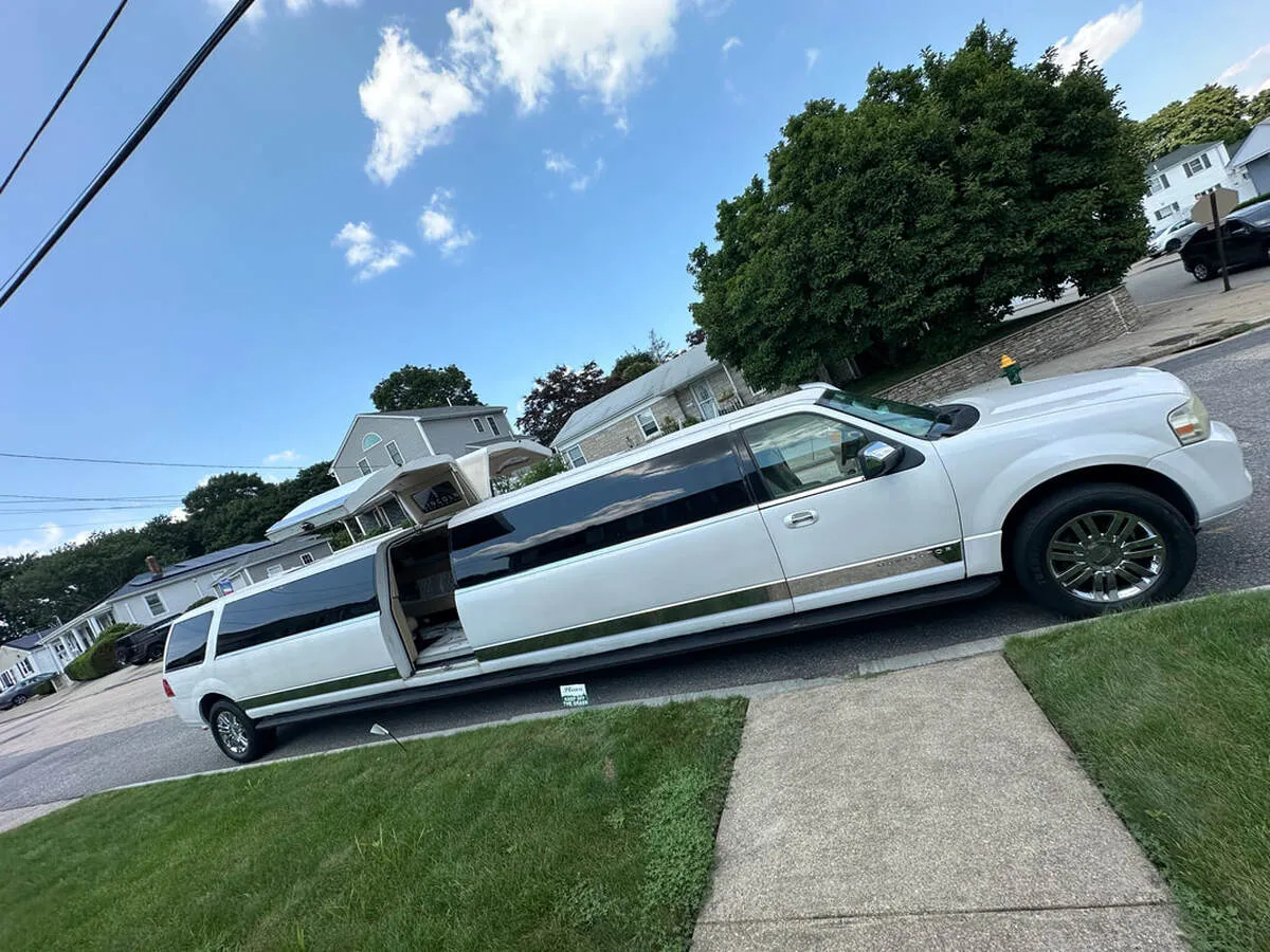 White 18 Passenger Lincoln Navigator exterior with tinted windows for limo rental White 18 Passenger Lincoln Navigator exterior with tinted windows for limo rental