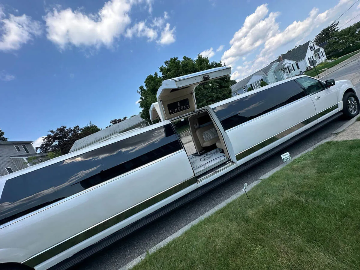 White 18 Passenger Lincoln Navigator exterior with tinted windows, photo 4 for limo rental White 18 Passenger Lincoln Navigator exterior with tinted windows, photo 4 for limo rental