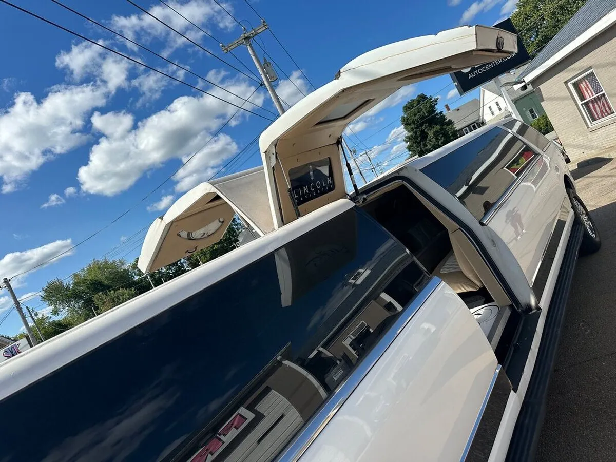 White 18 Passenger Lincoln Navigator exterior with tinted windows, photo 5 for limo rental White 18 Passenger Lincoln Navigator exterior with tinted windows, photo 5 for limo rental