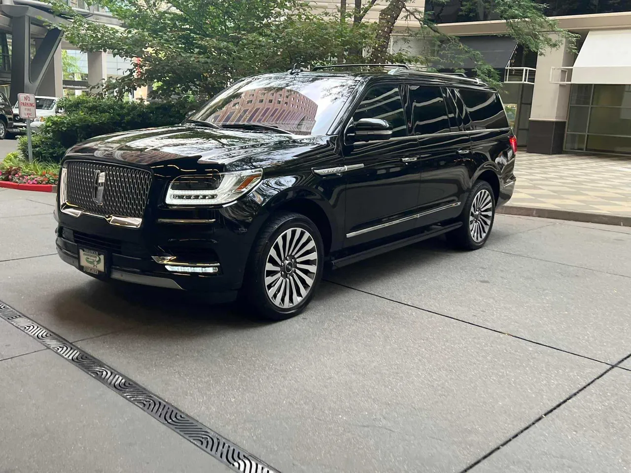 Black Lincoln Navigator for airport transfers Black Lincoln Navigator for airport transfers
