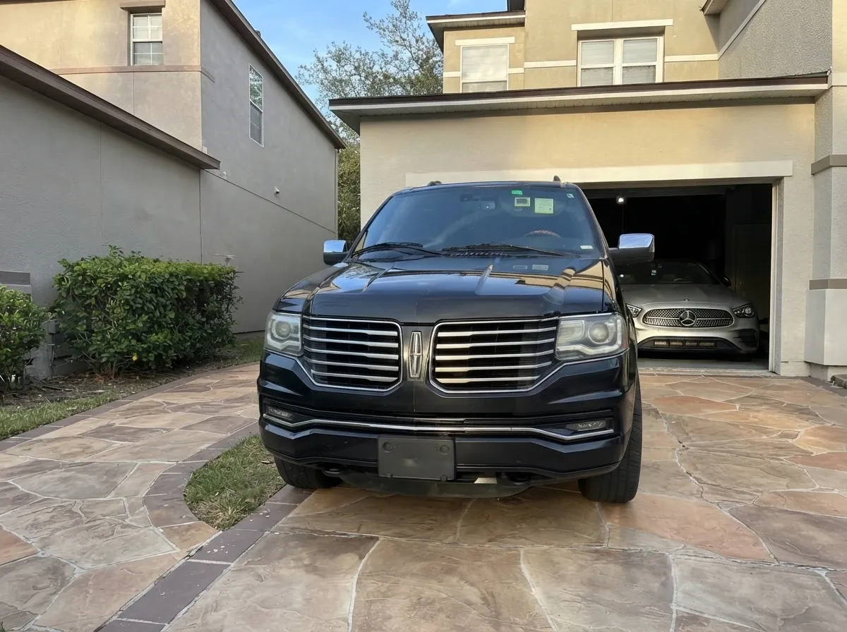 Black Lincoln Navigator for airport transfers Black Lincoln Navigator for airport transfers