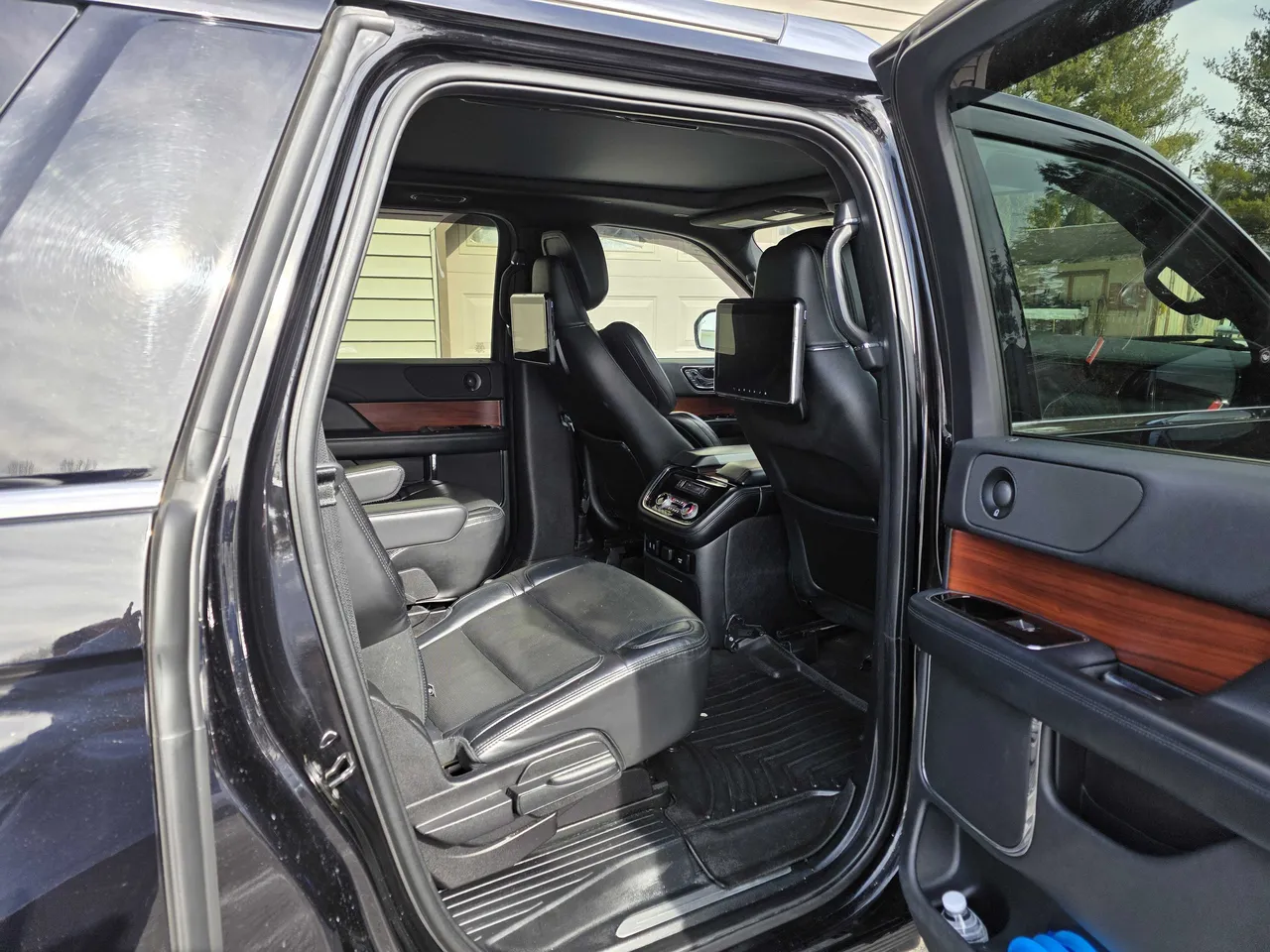Lincoln Navigator interior with captain's chairs, rear passenger controls and rear-seat entertainment screens, photo 3 for airport transfers