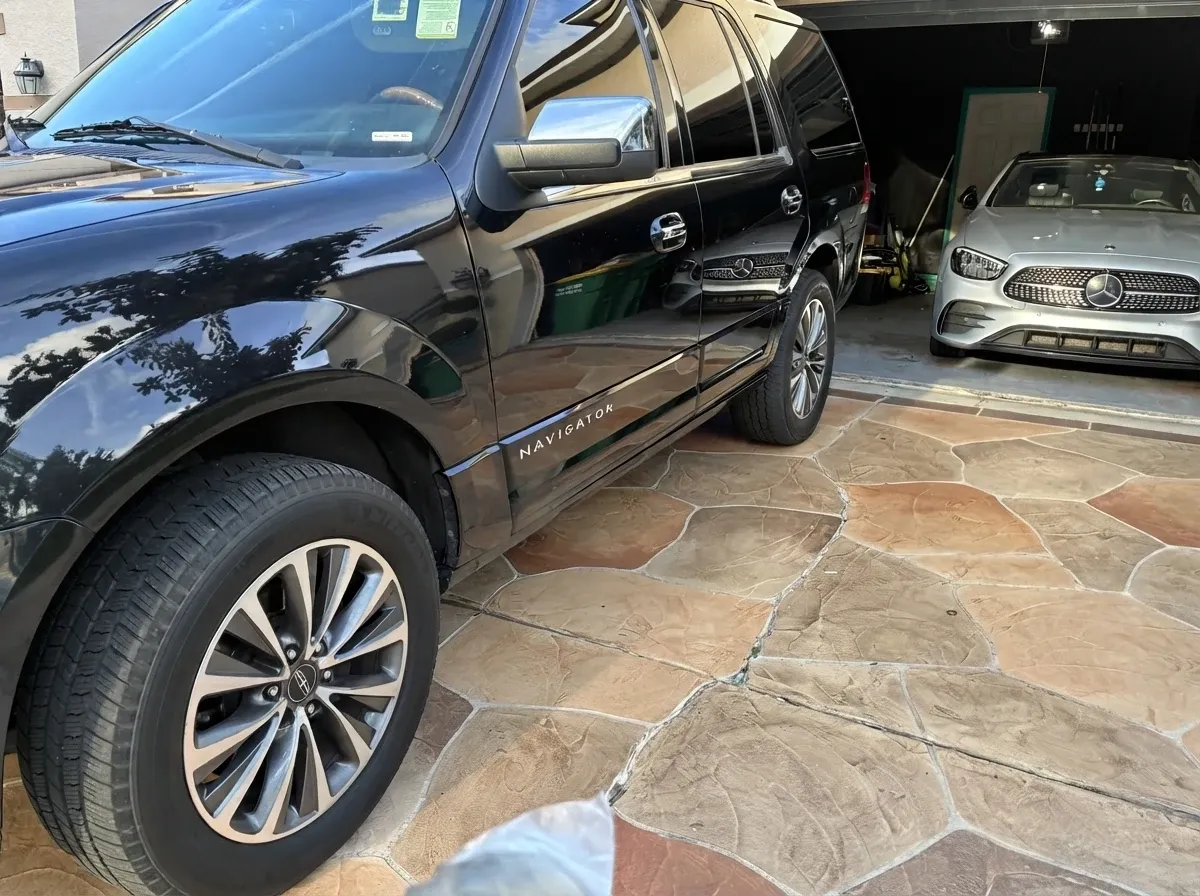 Black Lincoln Navigator, photo 2 for airport transfers Black Lincoln Navigator, photo 2 for airport transfers