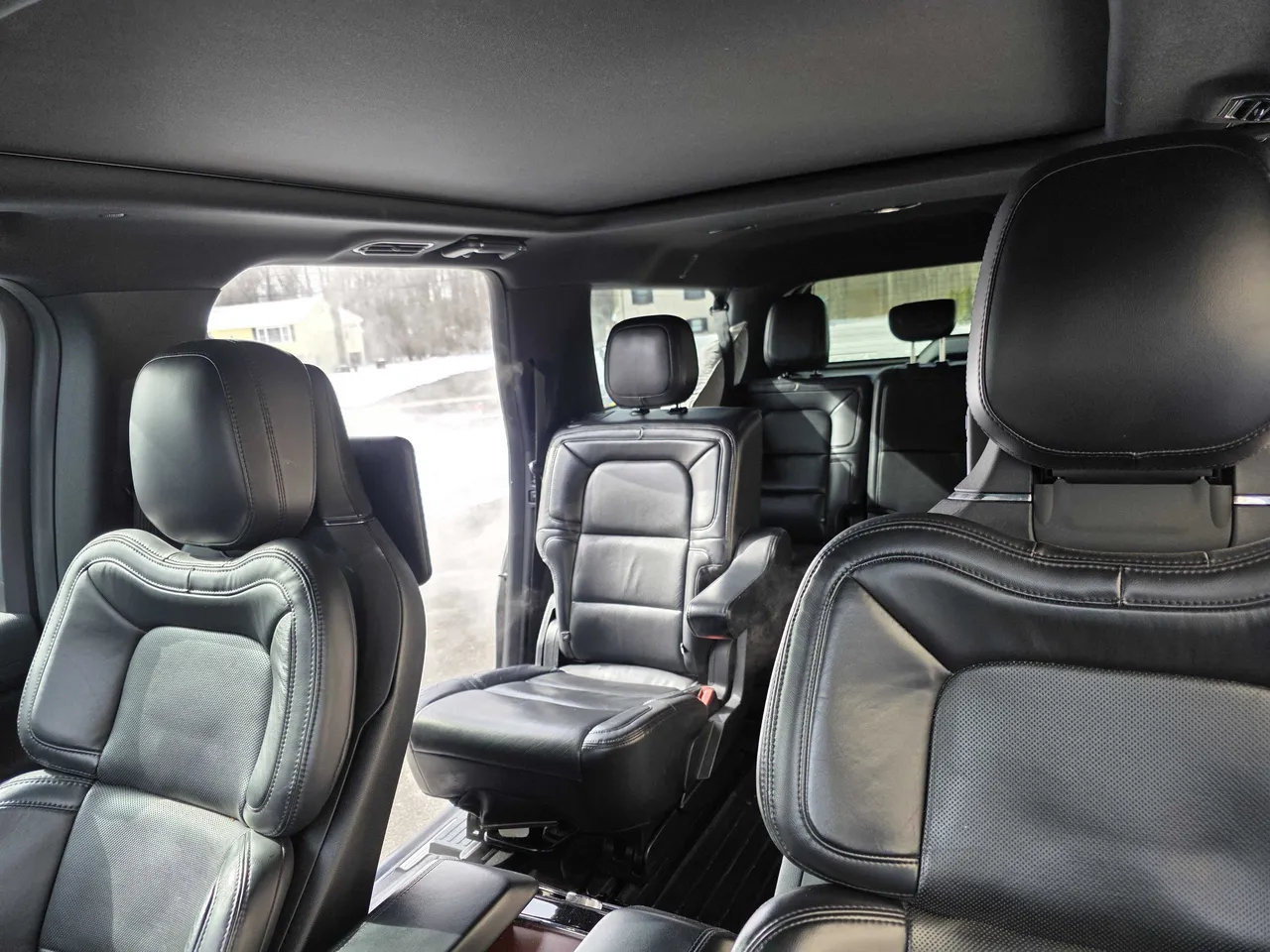 Lincoln Navigator interior with captain's chairs, photo 6 for airport transfers