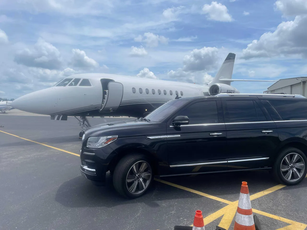 Black Lincoln Navigator for airport transfers Black Lincoln Navigator for airport transfers