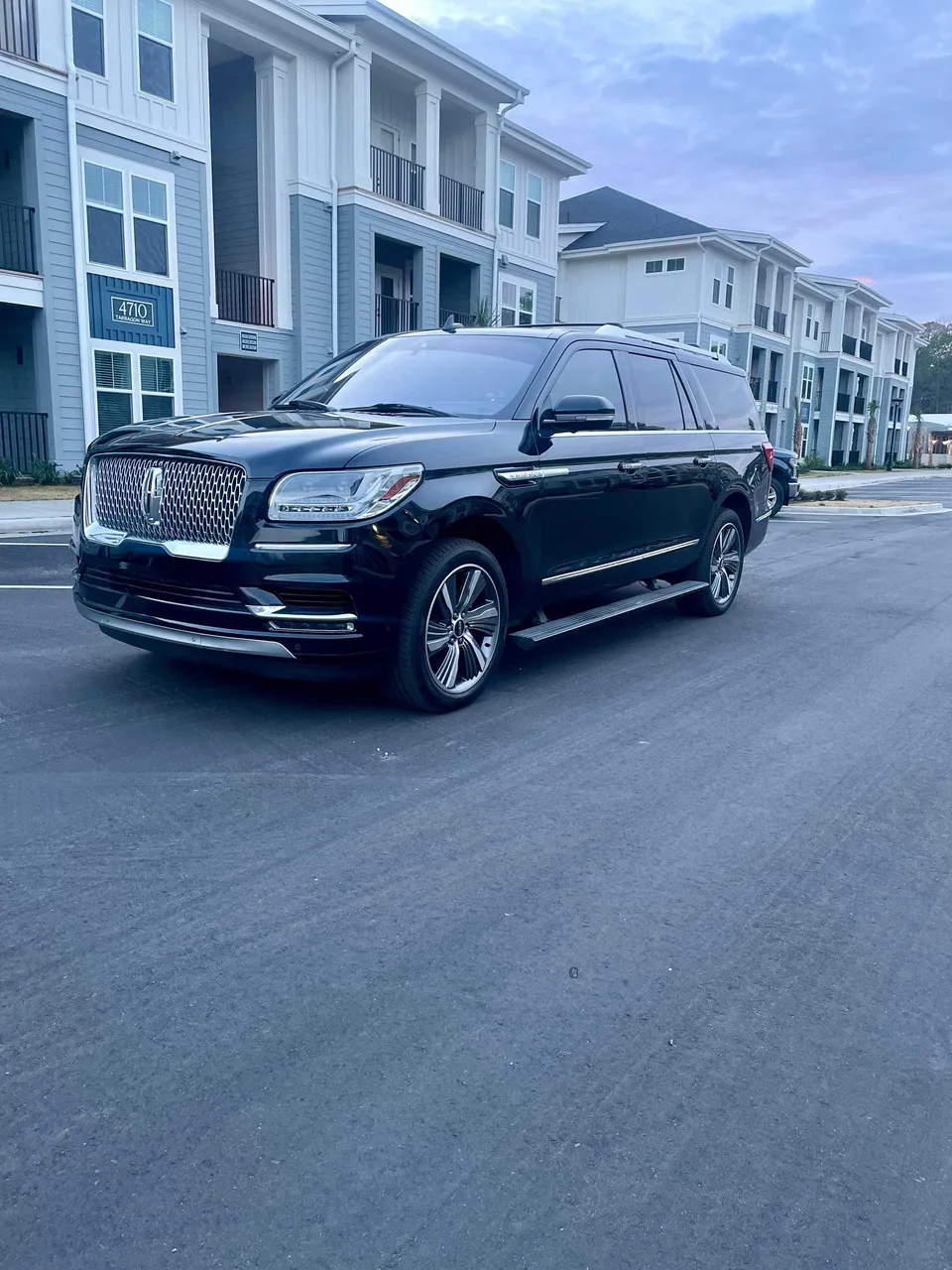 Black Lincoln Navigator exterior with running boards for airport transfers