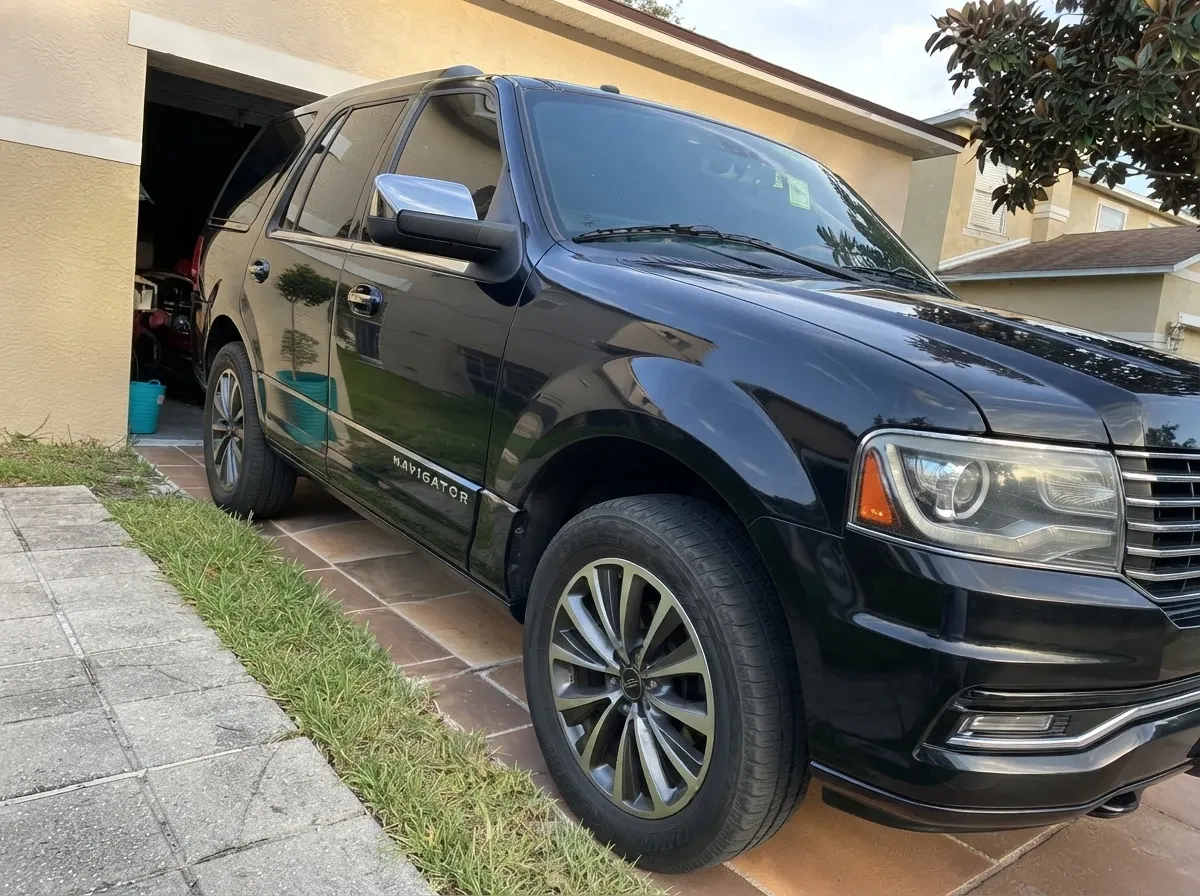 Black Lincoln Navigator, photo 3 for airport transfers Black Lincoln Navigator, photo 3 for airport transfers