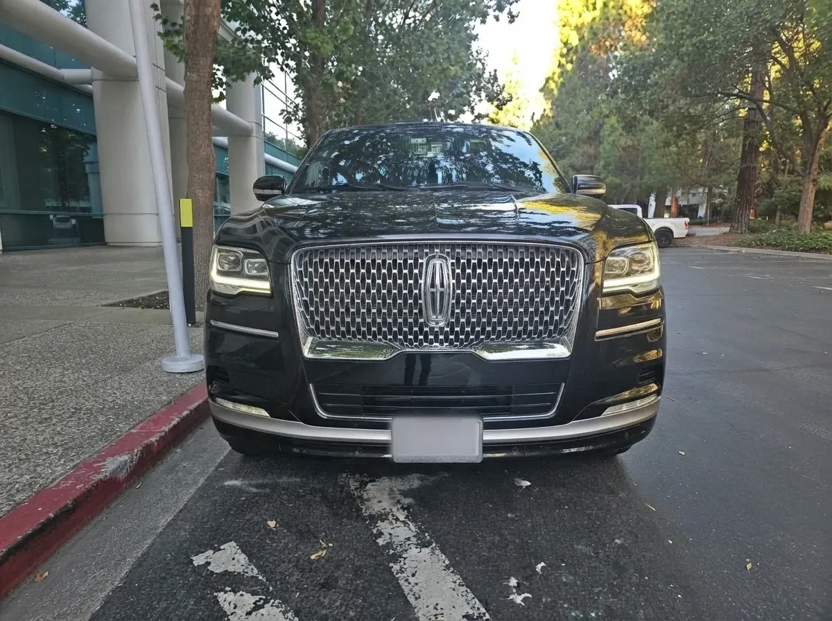 Black Lincoln Navigator for airport transfers Black Lincoln Navigator for airport transfers