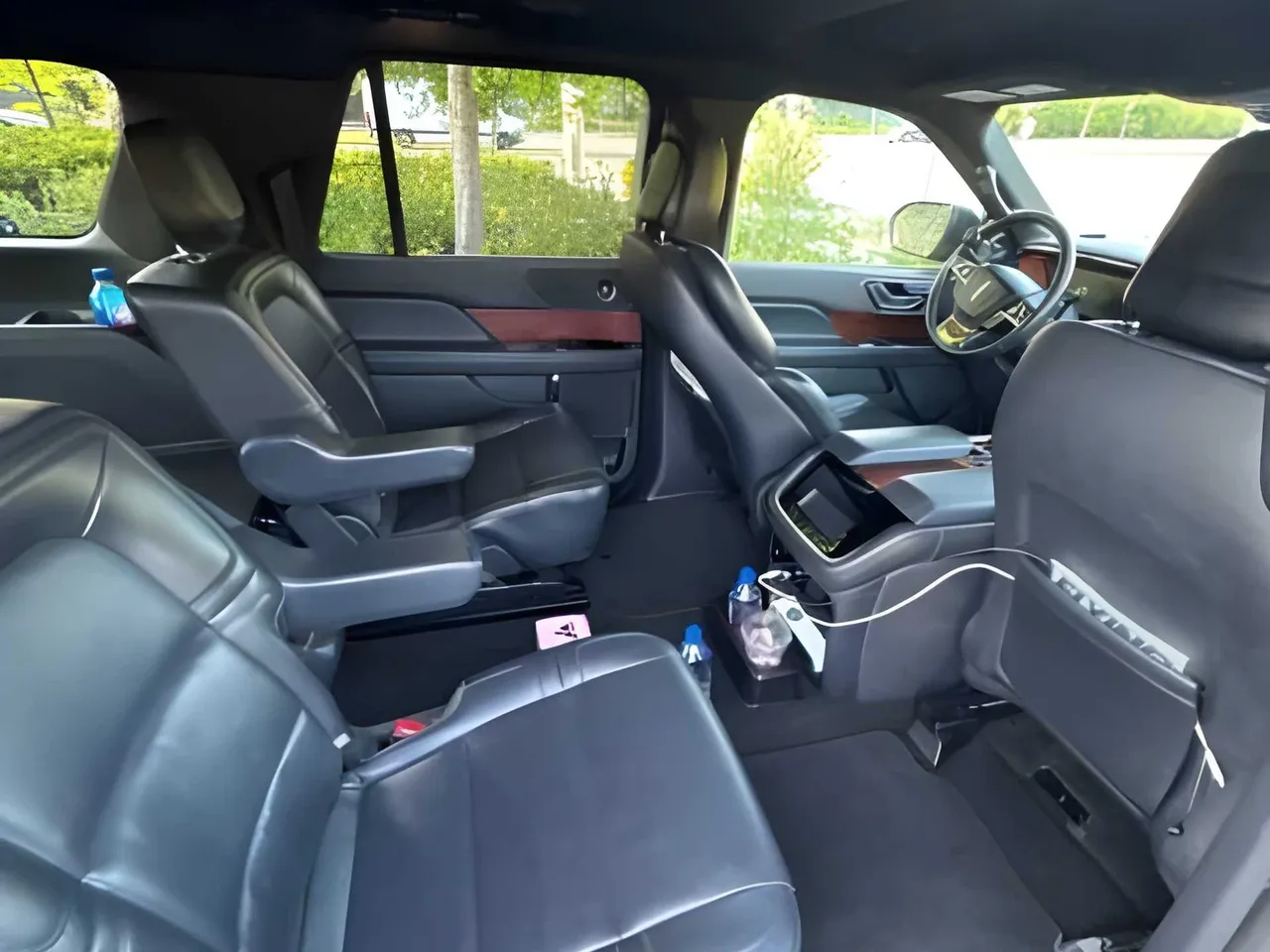 Black Lincoln Navigator, photo 2 for airport transfers Black Lincoln Navigator, photo 2 for airport transfers