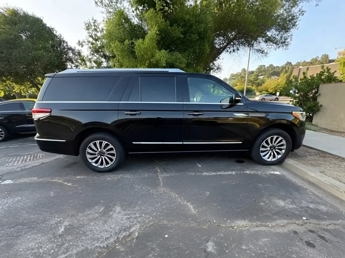 Black Lincoln Navigator, photo 3 for airport transfers Black Lincoln Navigator, photo 3 for airport transfers