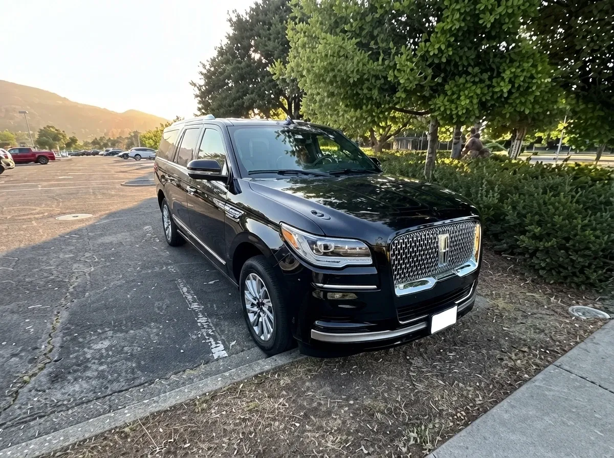 Black Lincoln Navigator, photo 5 for airport transfers Black Lincoln Navigator, photo 5 for airport transfers