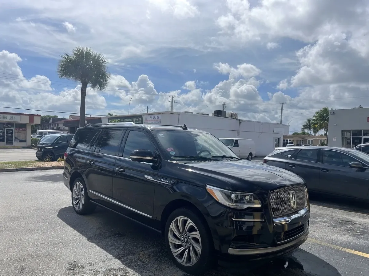 Black Lincoln Navigator for airport transfers Black Lincoln Navigator for airport transfers