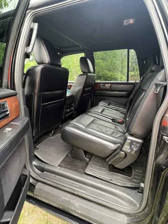 Lincoln Navigator - James Dean interior for airport transfers Lincoln Navigator - James Dean interior for airport transfers