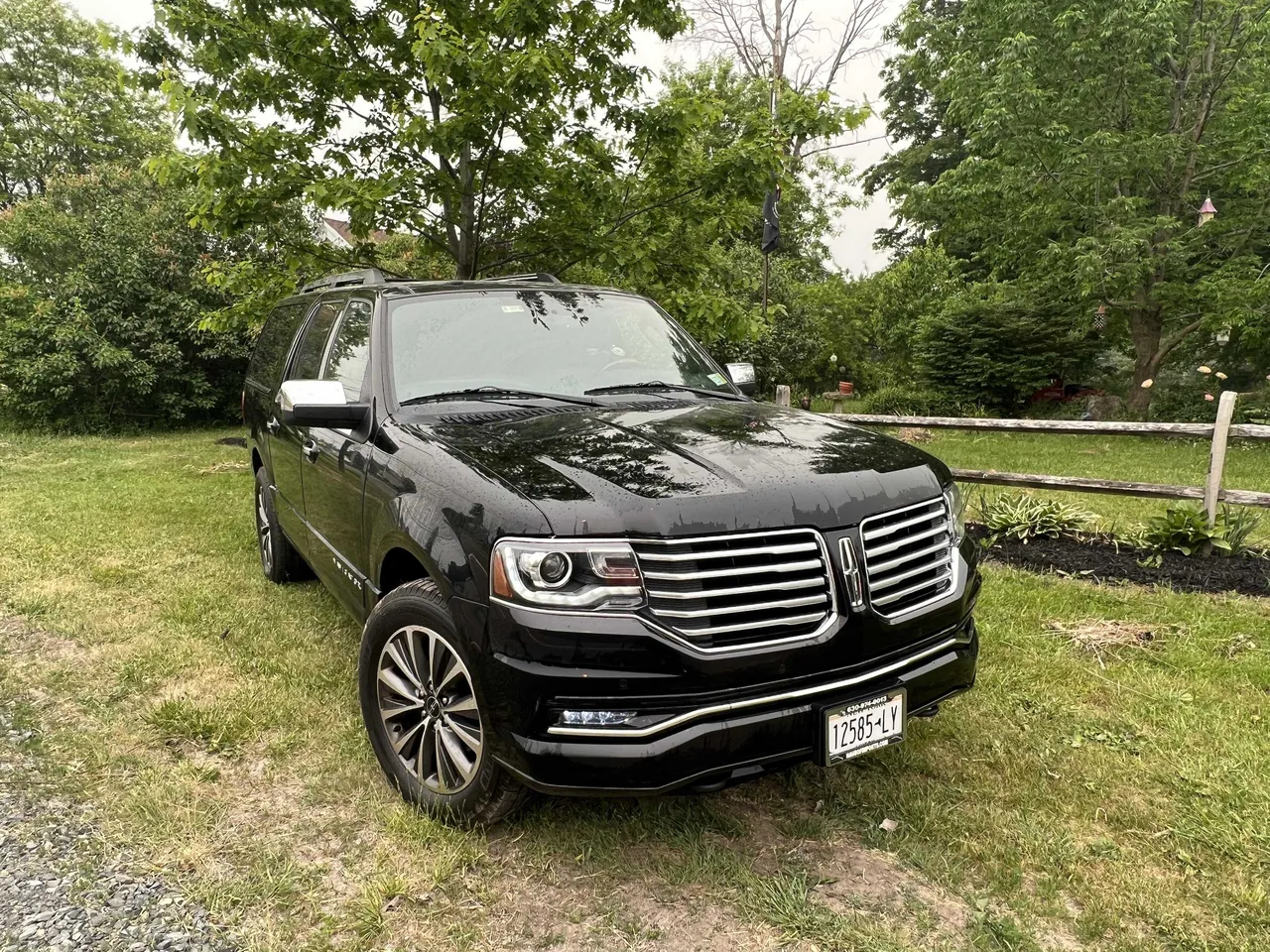 Black Lincoln Navigator - James Dean for airport transfers